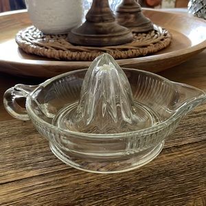 Glass juicer, beautiful clear glass. Great for oranges, lemons, limes,grapefruit